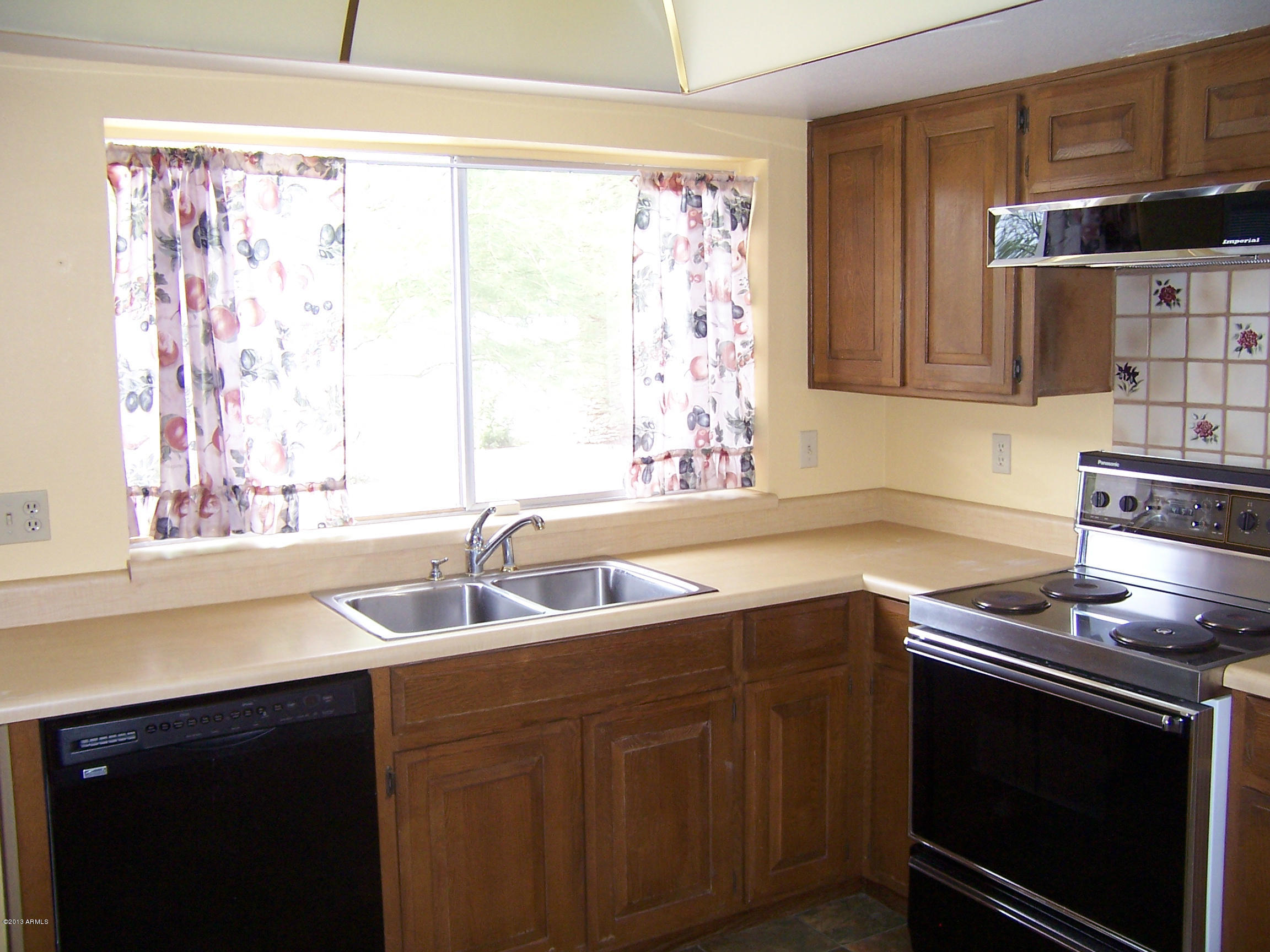 548 East Calavar Road Phoenix, AZ 85022 - Photo 8 of 32 Kitchen