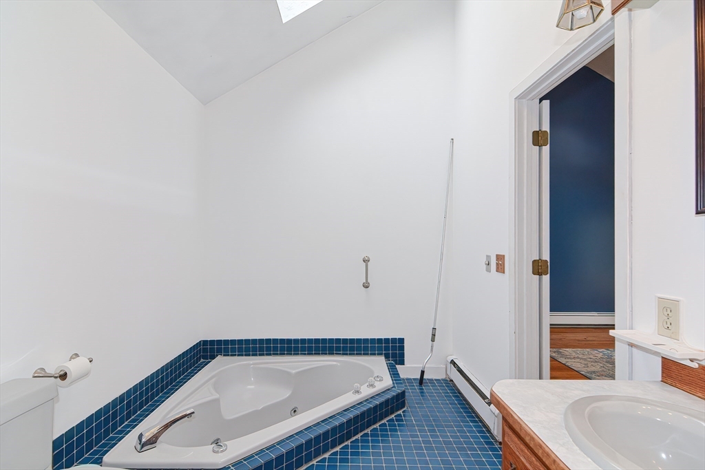 72 Allen Road Sturbridge, MA 01566 - Photo 13 of 40 a bathroom with a tub and sink