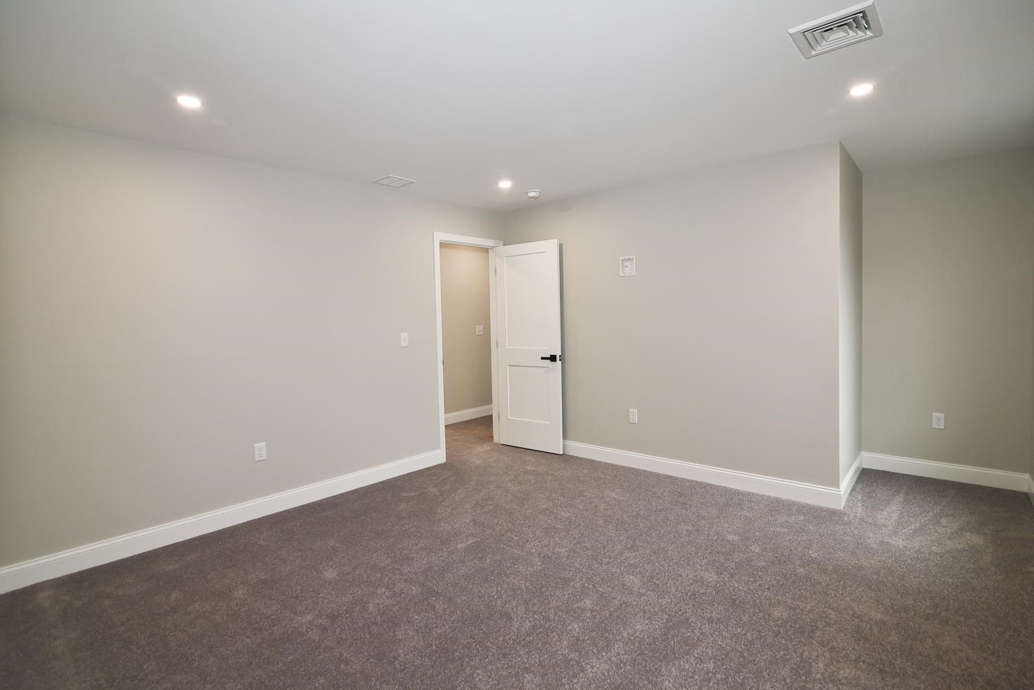 19 Mammoth Road Hooksett, NH 03106 - Photo 29 of 48
