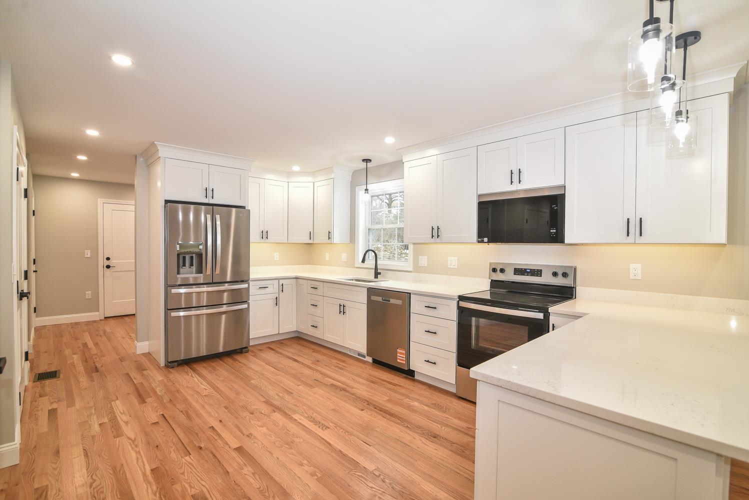 19 Mammoth Road Hooksett, NH 03106 - Photo 4 of 48