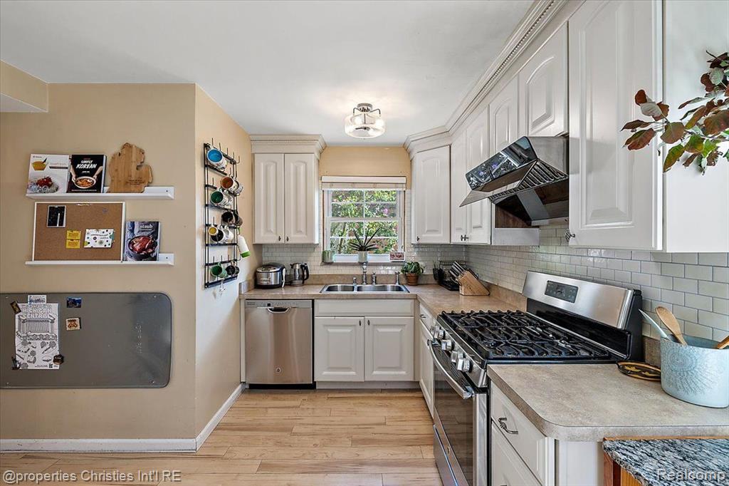1683 Severn Road Grosse Pointe Woods, MI 48236 - Photo 14 of 47