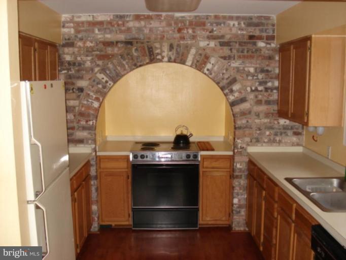11200 Wedge Drive Reston, VA 20190 - Photo 10 of 16 Kitchen