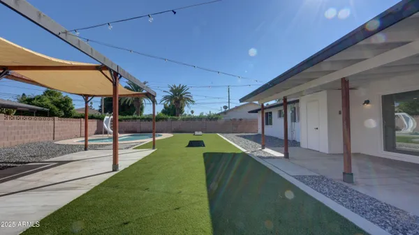 a view of a house with backyard