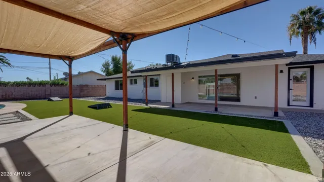 a view of a house with backyard and porch