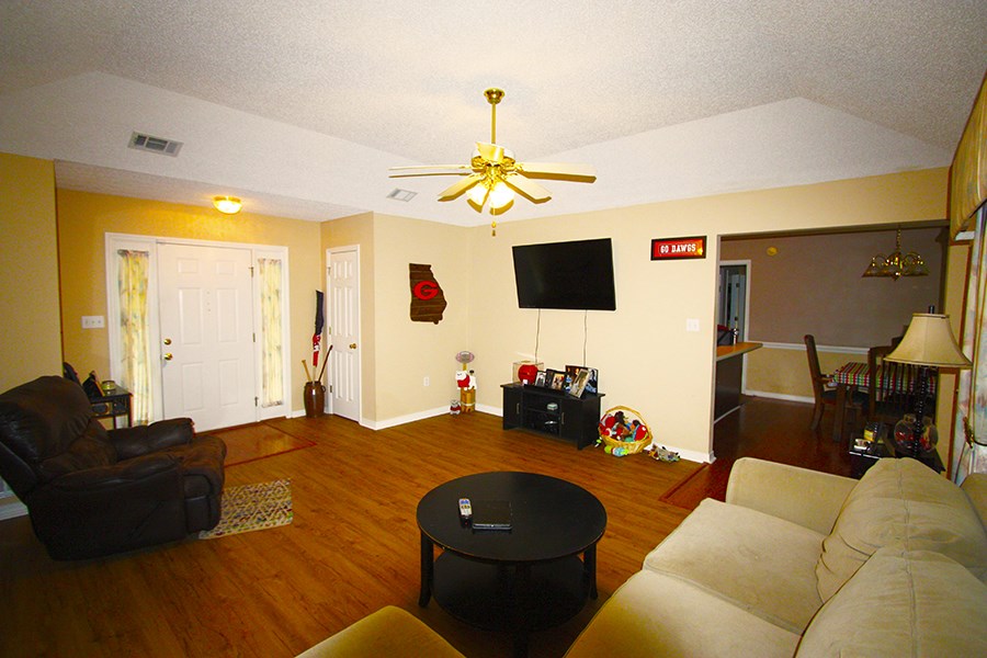 515 East Michigan Avenue Foley, AL 36535 - Photo 6 of 15 living room/den