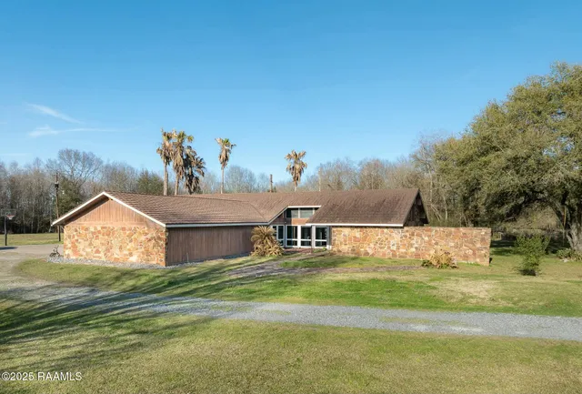 $395,000 | 2675 Pine Point Road, Ville Platte, LA 70586