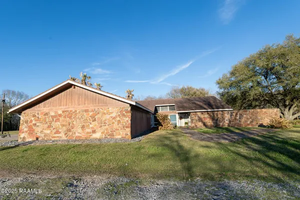 $395,000 | 2675 Pine Point Road, Ville Platte, LA 70586