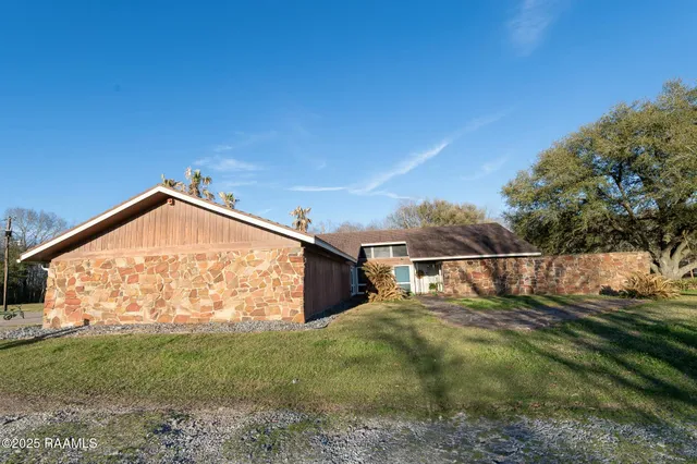 $395,000 | 2675 Pine Point Road, Ville Platte, LA 70586