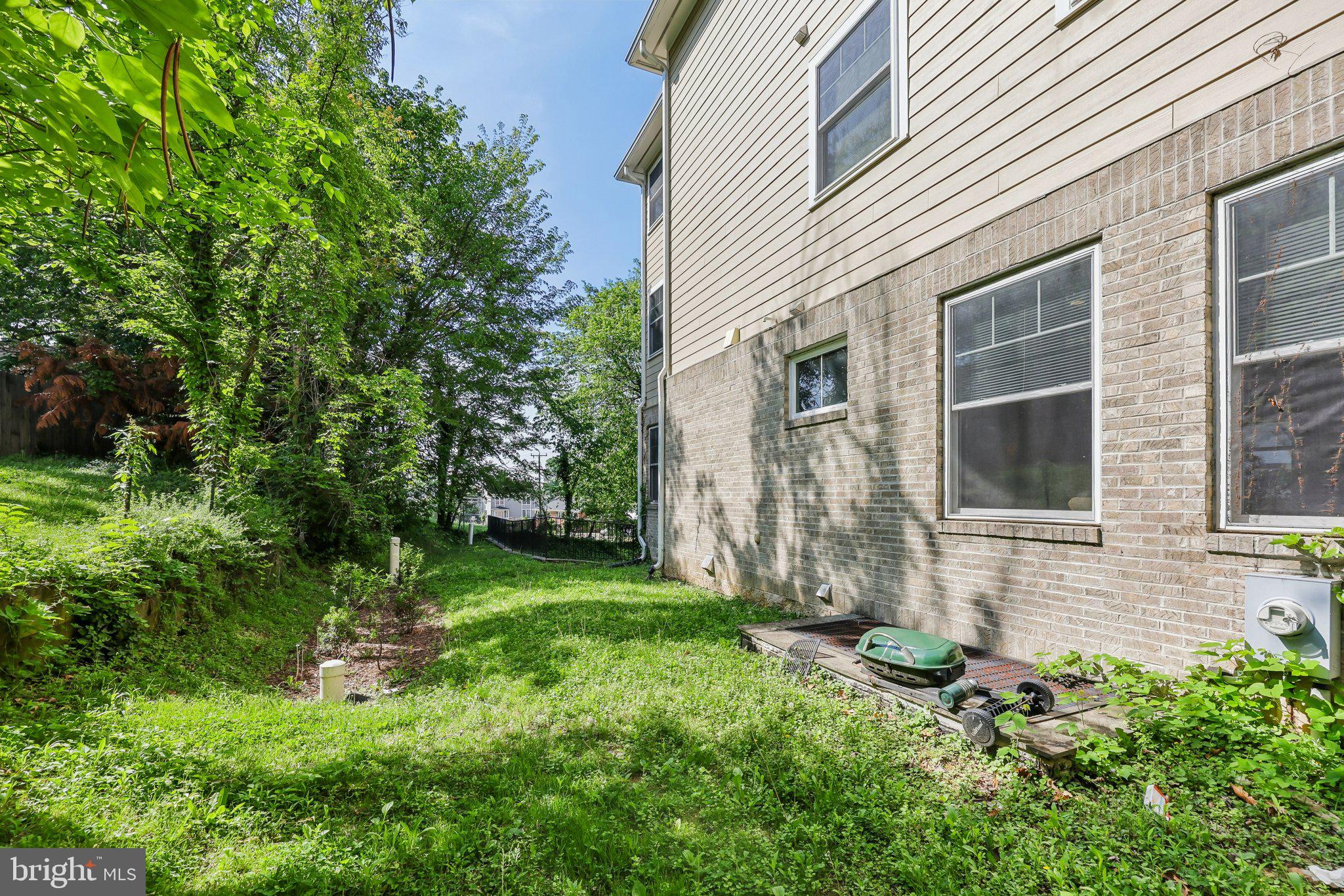 1905 South Glebe Road Arlington, VA 22204 - Photo 49 of 50 a view of a back yard of the house