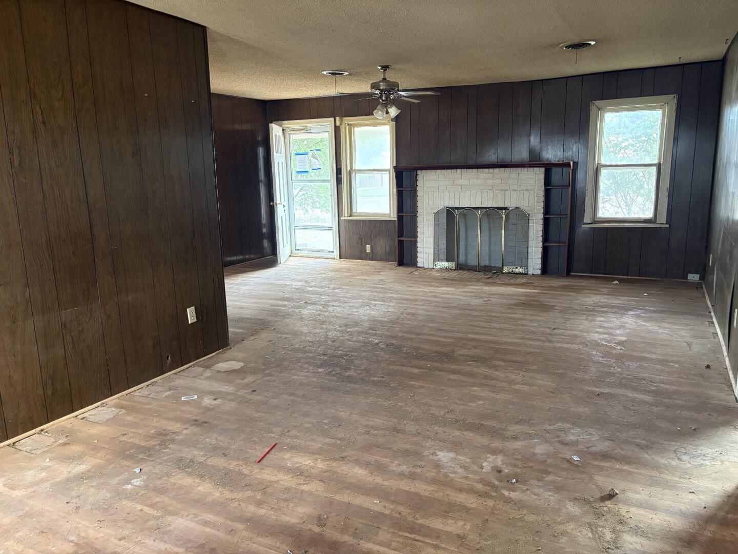916 16th Street Seagraves, TX 79359 - Photo 4 of 14 Living Room