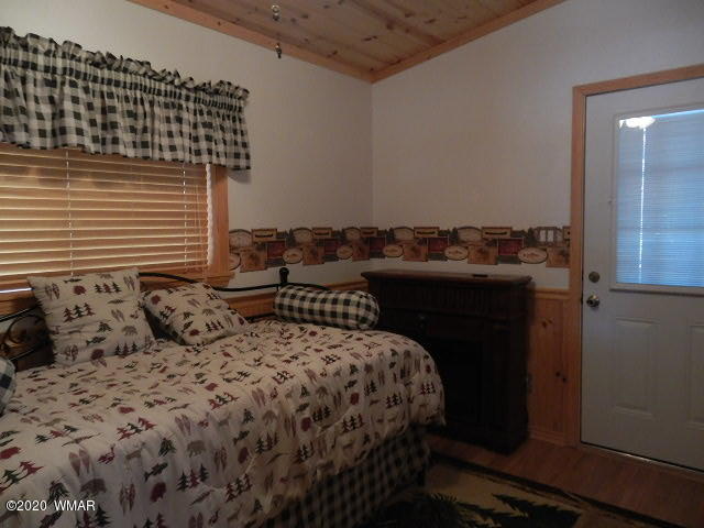 3721 Horseshoe Loop Show Low, AZ 85901 - Photo 27 of 44 a bedroom with a bed and a dresser