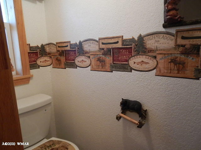 3721 Horseshoe Loop Show Low, AZ 85901 - Photo 29 of 44 a bathroom with a toilet a sink and a mirror