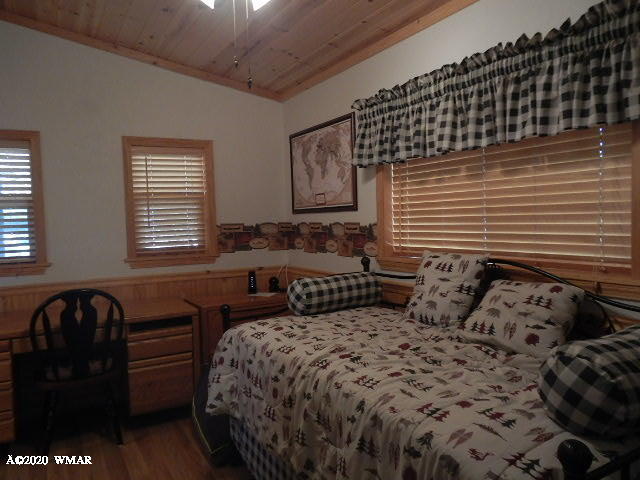 3721 Horseshoe Loop Show Low, AZ 85901 - Photo 31 of 44 a bedroom with double bed and a window