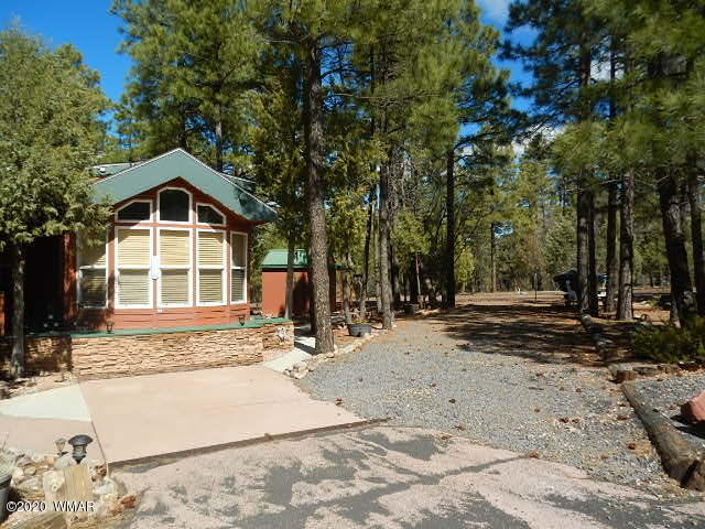 3721 Horseshoe Loop Show Low, AZ 85901 - Photo 4 of 44 a front view of a house with a yard