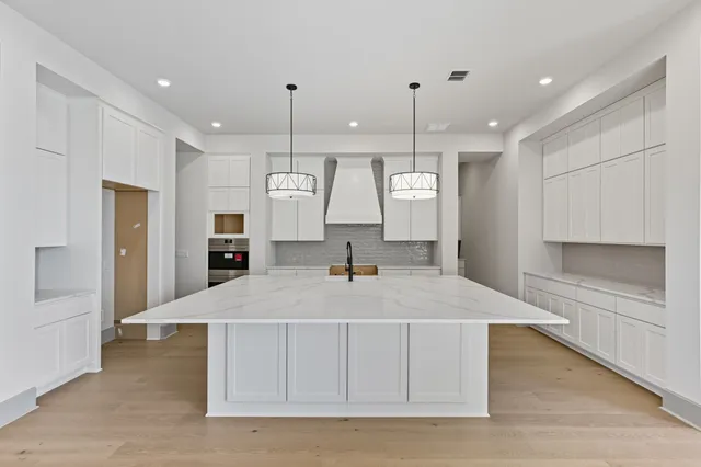 $2,199,489 | 942 Bristol Crk Bend, Lakeway, TX 78738