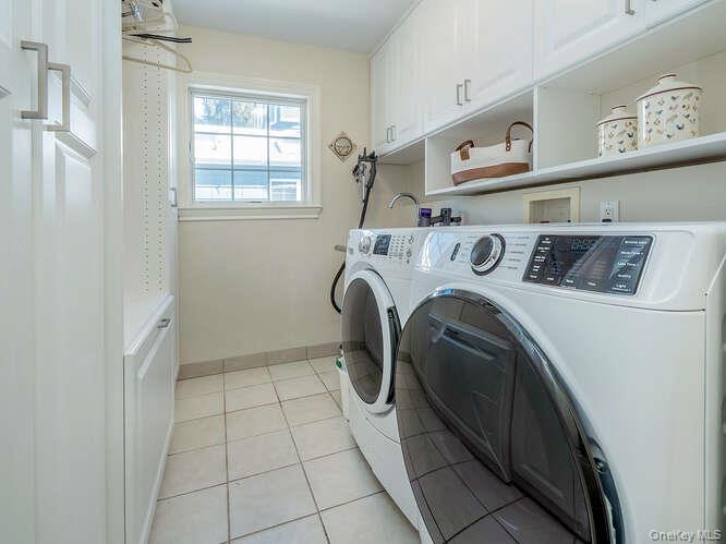 23 Ivy Way Port Washington, NY 11050 - Photo 21 of 47 a utility room with dryer and washer