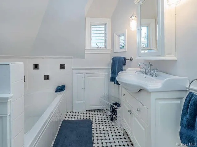 $1,950,000 | 23 Ivy Way, Port Washington, NY 11050