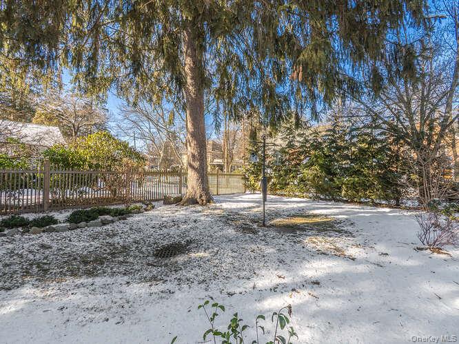23 Ivy Way Port Washington, NY 11050 - Photo 44 of 47 a backyard of a house with lots of green space