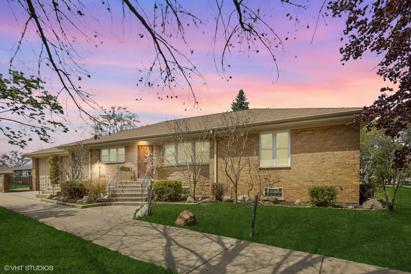 a view of a yard in front of a house