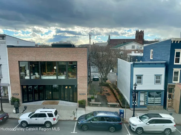 $1,800 | 426 Warren Street, Unit 3, Hudson, NY 12534