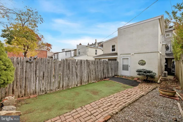 a view of a back yard of the house