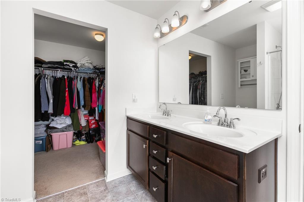 3393 Grandview Club Road Pfafftown, NC 27040 - Photo 16 of 34 Primary Bath with walk in closet