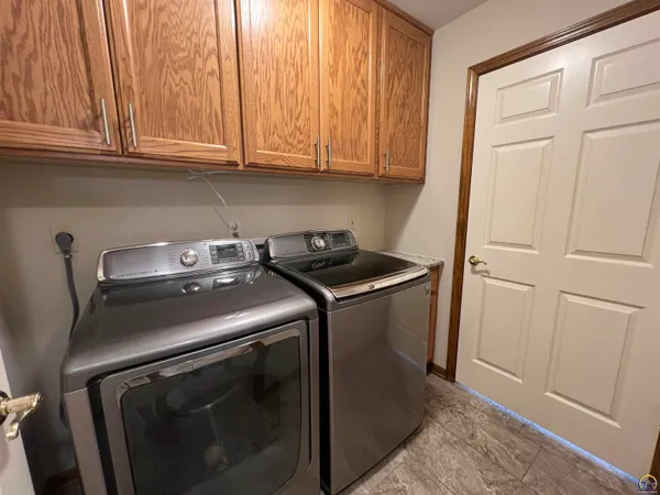 $325,000 | 2420 Southwest Kings Court, Topeka, KS 66614