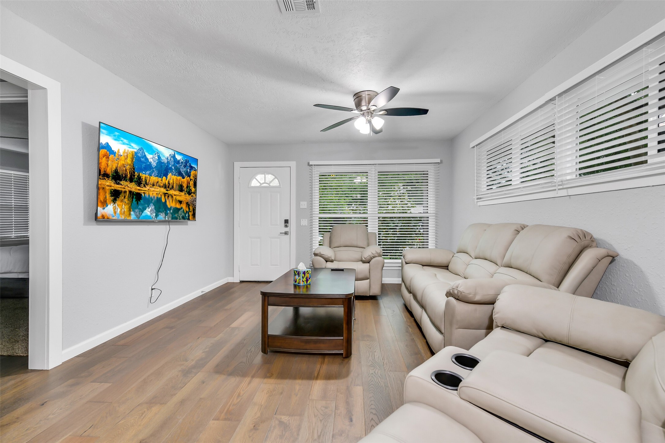 4842 Hummingbird Street Houston, TX 77035 - Photo 7 of 30 Gallery Image 7