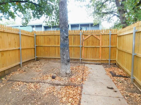 $1,095 | 1911 Kingswood Court, Denton, TX 76205