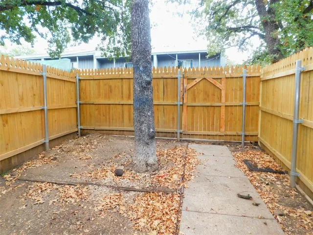 a view of a backyard