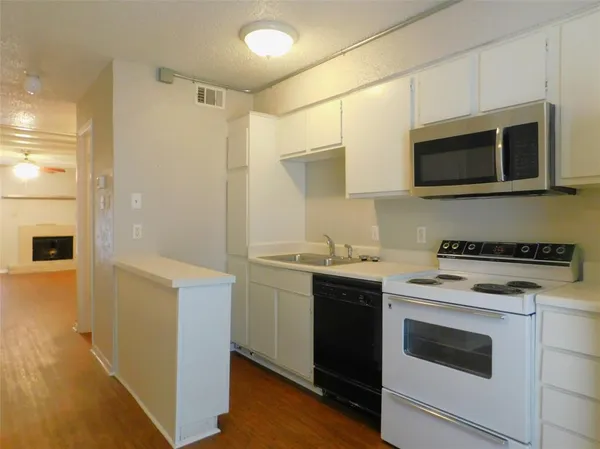 $1,095 | 1911 Kingswood Court, Denton, TX 76205