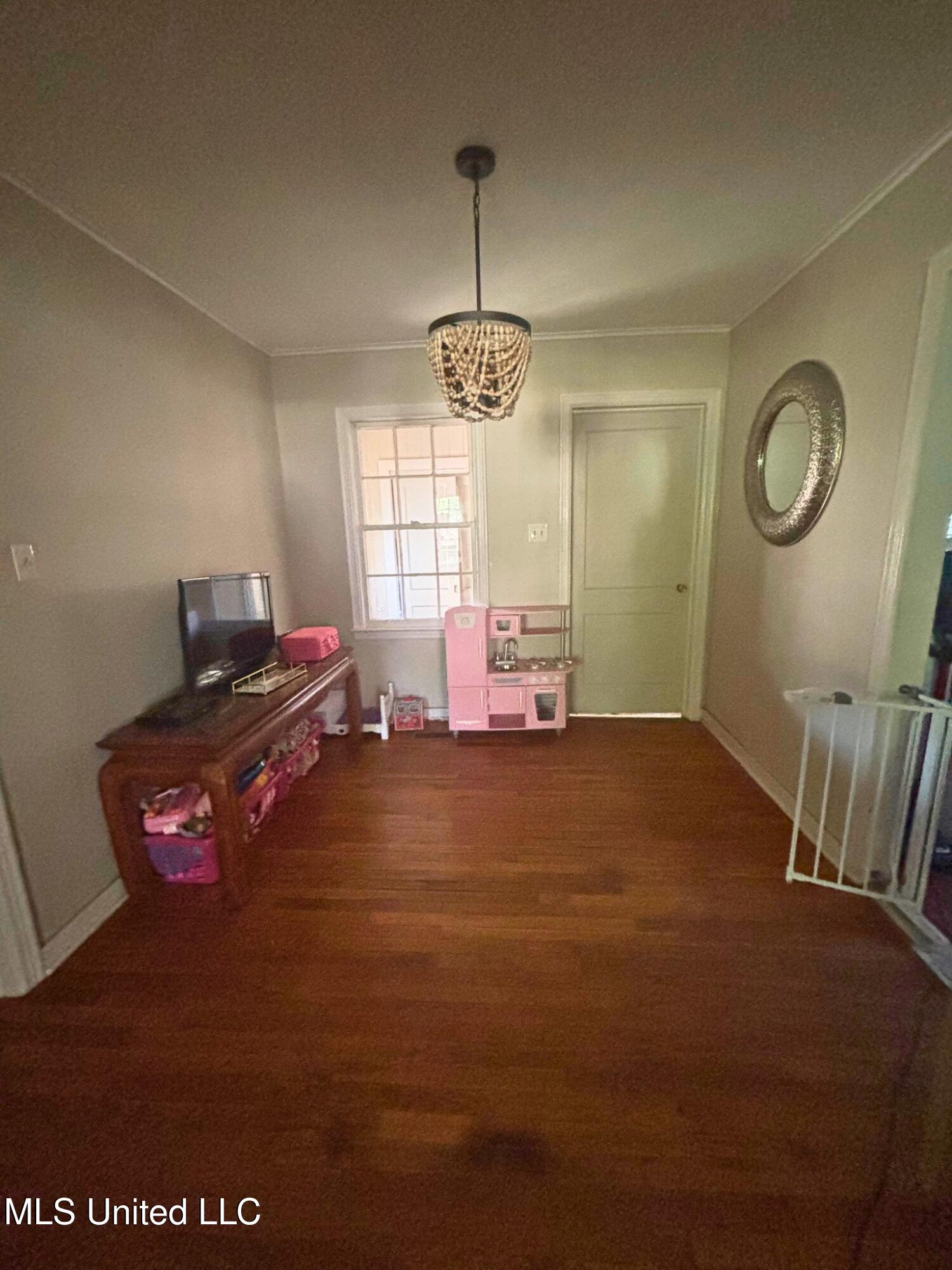 1303 Myrtle Street Greenwood, MS 38930 - Photo 3 of 10 Living room/dining