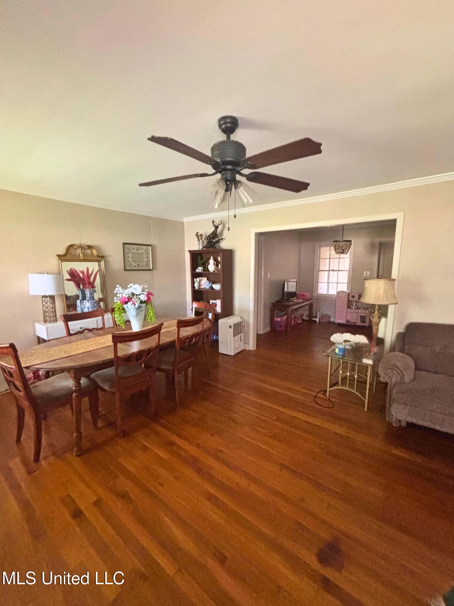 1303 Myrtle Street Greenwood, MS 38930 - Photo 4 of 10 Living room/dining