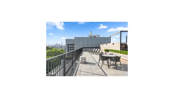 $6,150 | 860 Lorimer Street, Unit 3D | Greenpoint