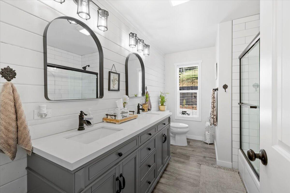2304 Carpenter Hill Road Medford, OR 97501 - Photo 21 of 53 Full Bathroom