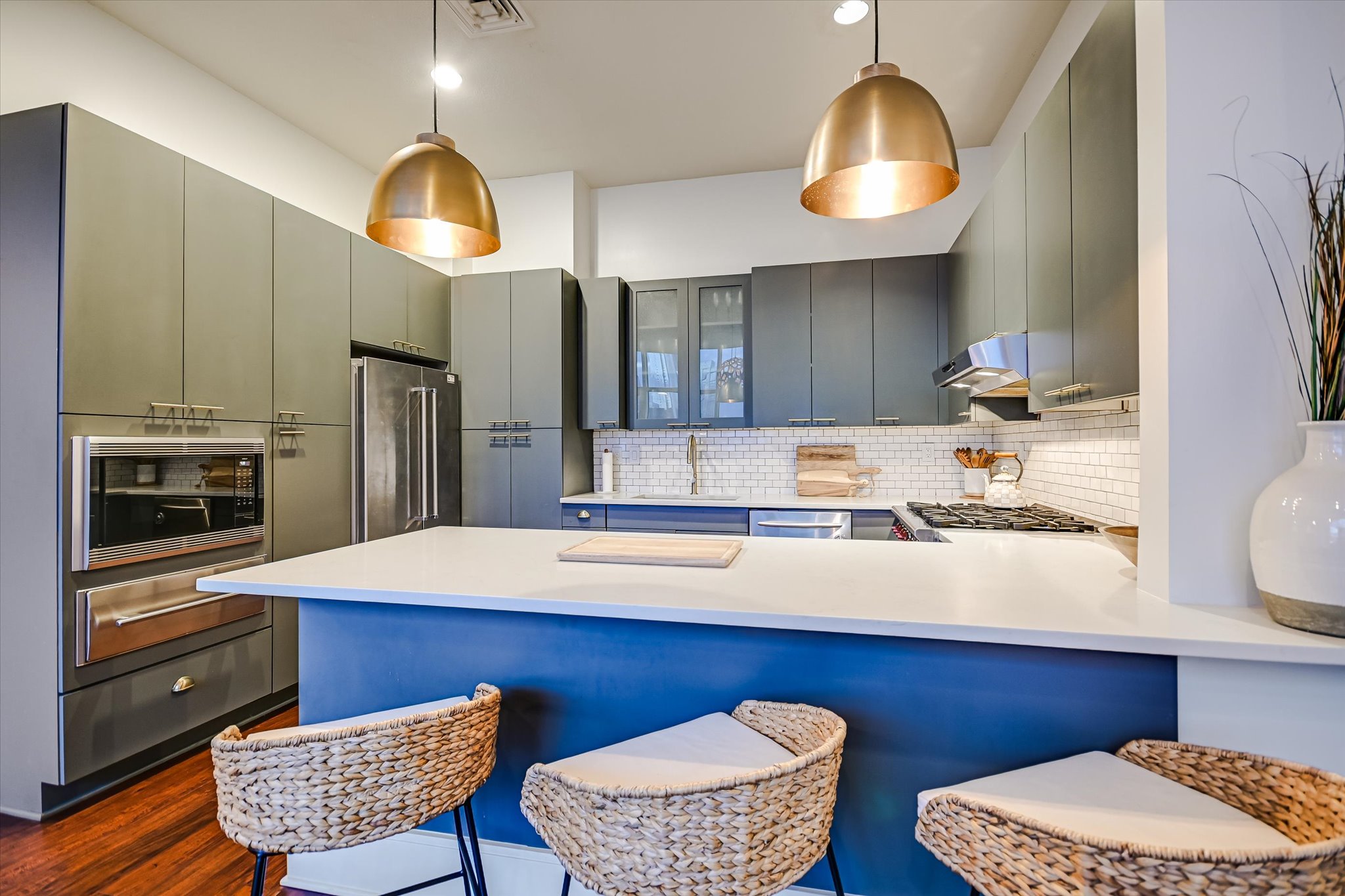 555 East 5th Street, Unit 2826 Austin, TX 78701 - Photo 11 of 40 a kitchen with a sink appliances and cabinets