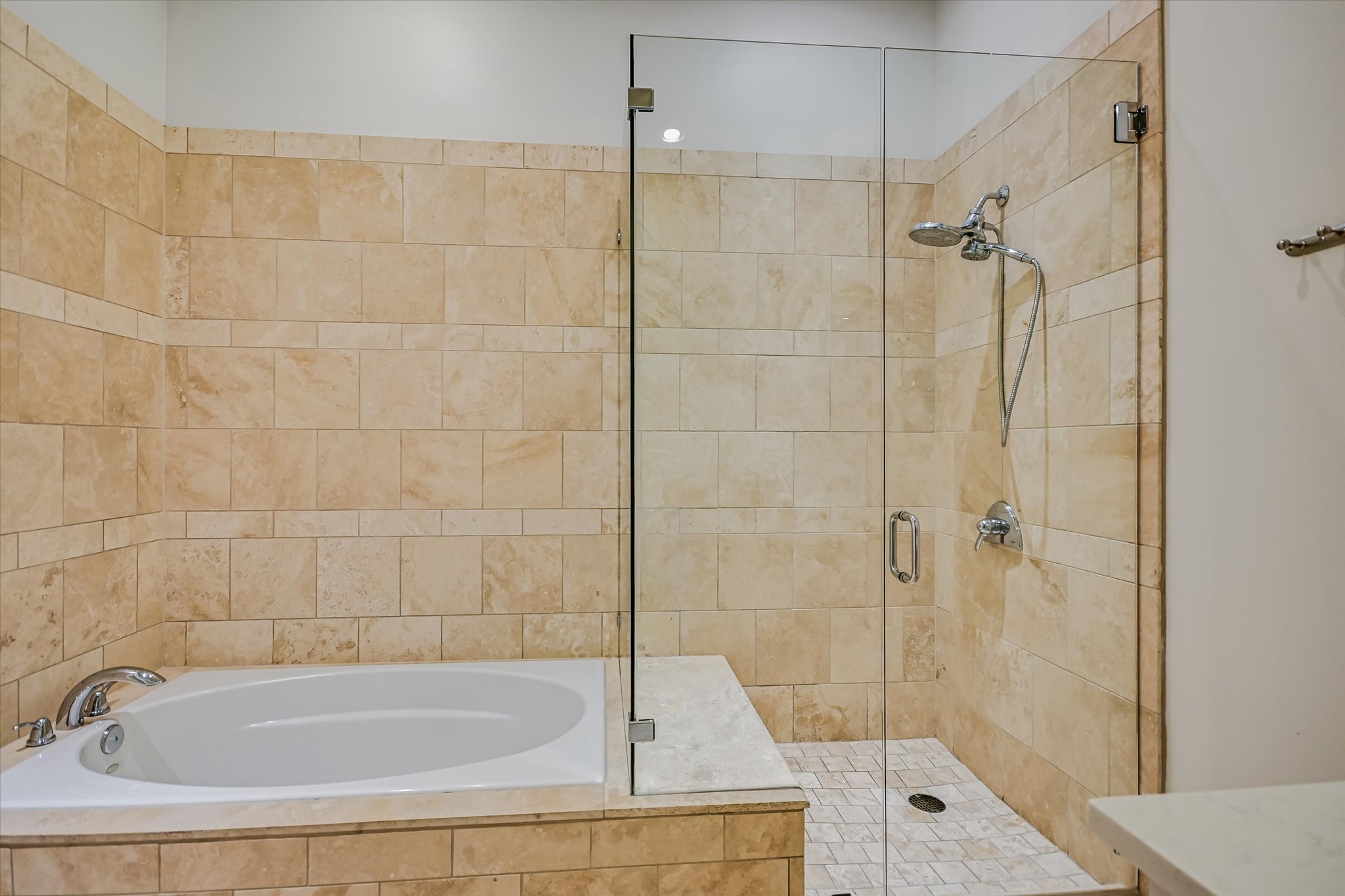 555 East 5th Street, Unit 2826 Austin, TX 78701 - Photo 18 of 40 a bathroom with a shower and bathtub