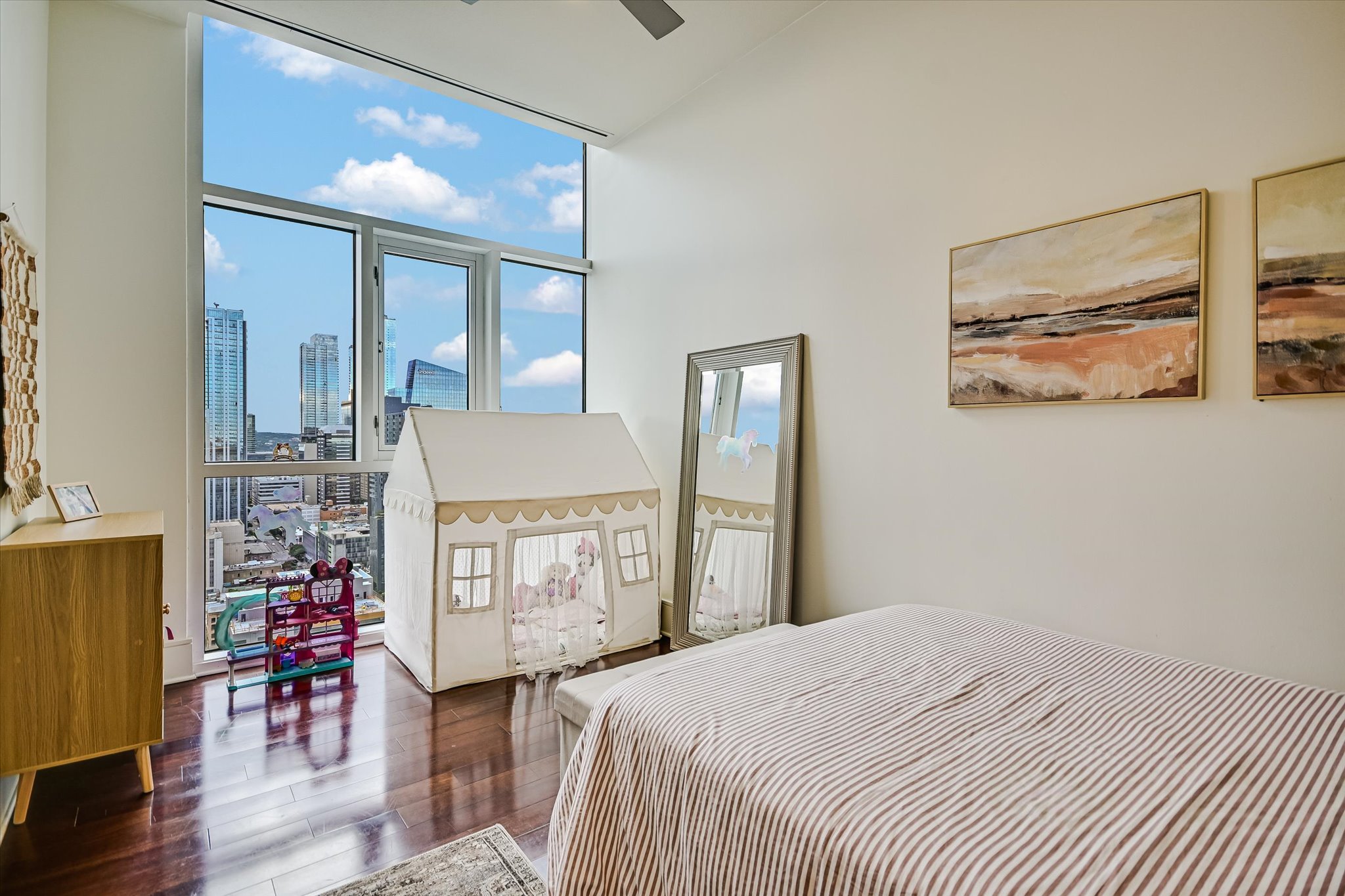 555 East 5th Street, Unit 2826 Austin, TX 78701 - Photo 19 of 40 a bedroom with a large bed and a chandelier
