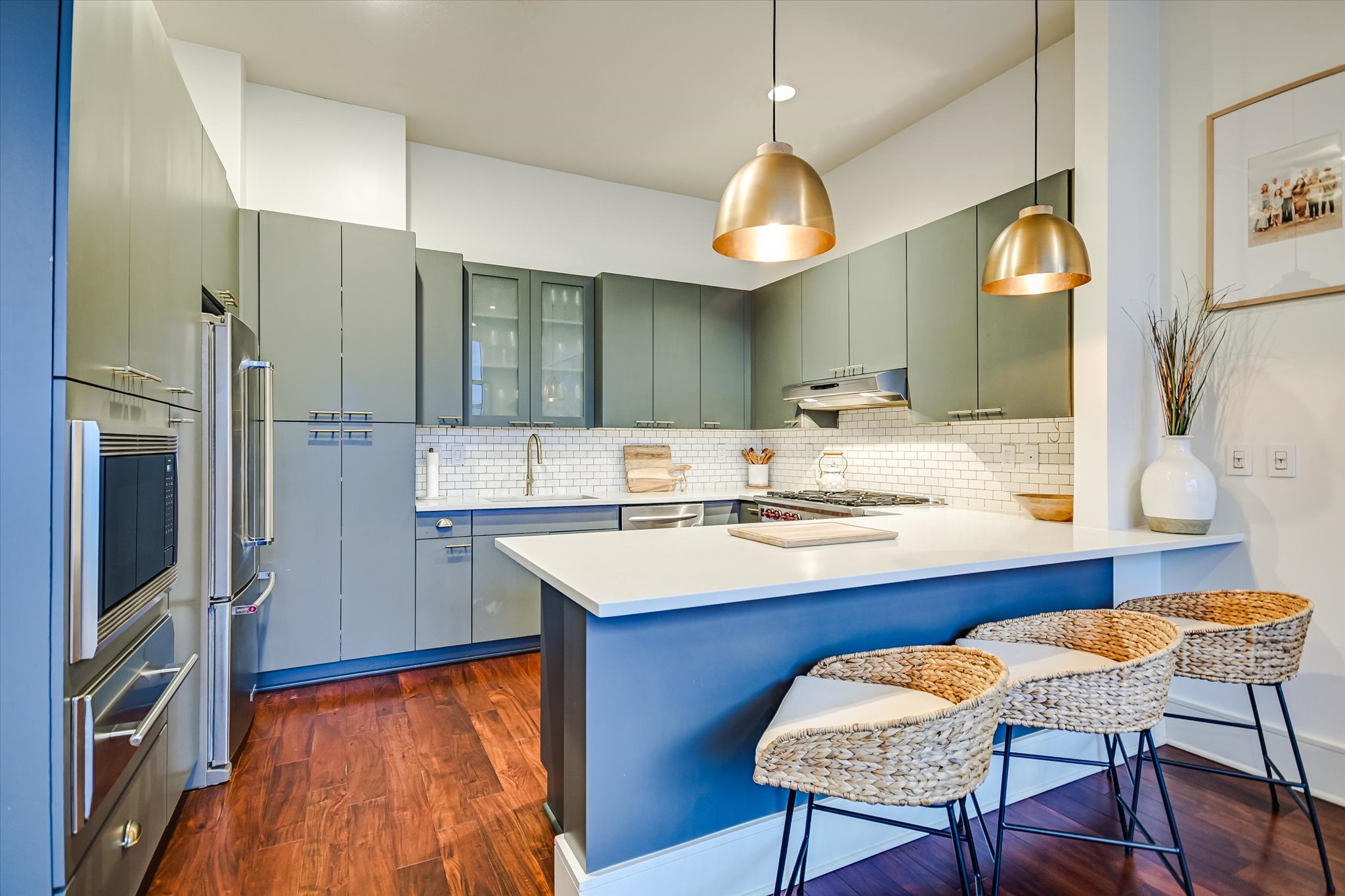 555 East 5th Street, Unit 2826 Austin, TX 78701 - Photo 8 of 40 a kitchen with a sink cabinets and stainless steel appliances
