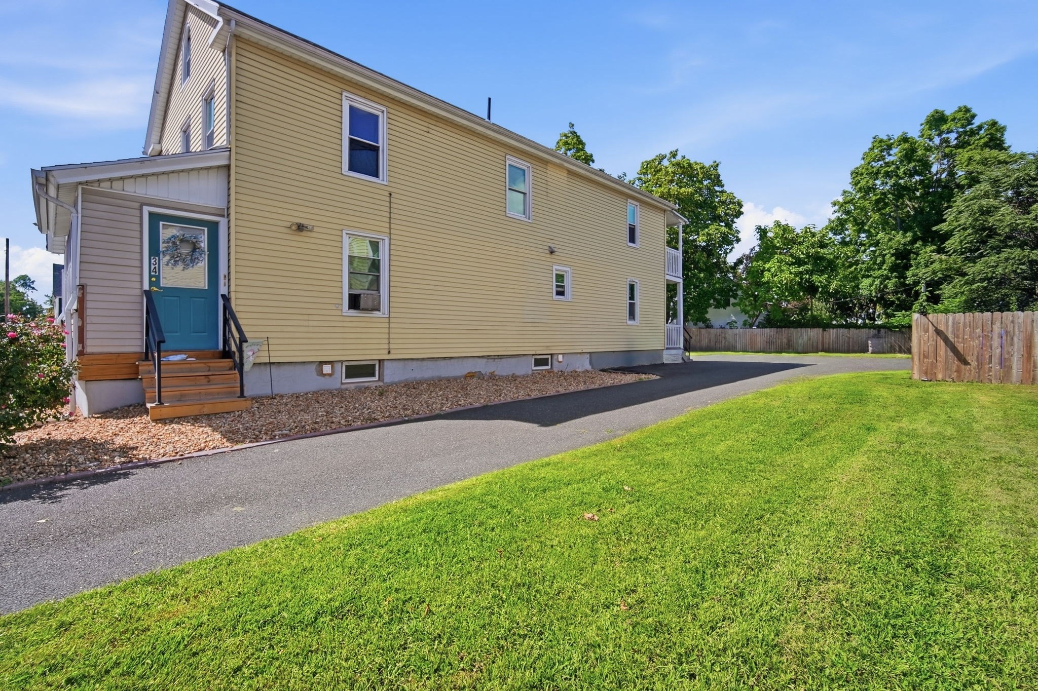 34 Ashley Street Springfield, MA 01105 - Photo 6 of 37 Gallery Image 6