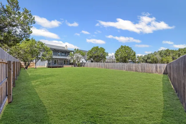 a view of a yard with a house