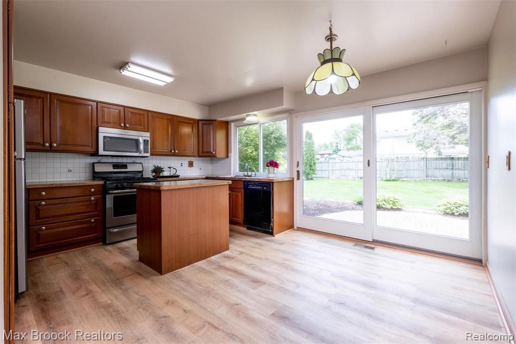 22614 Meadowbrook Road Novi, MI 48375 - Photo 12 of 34