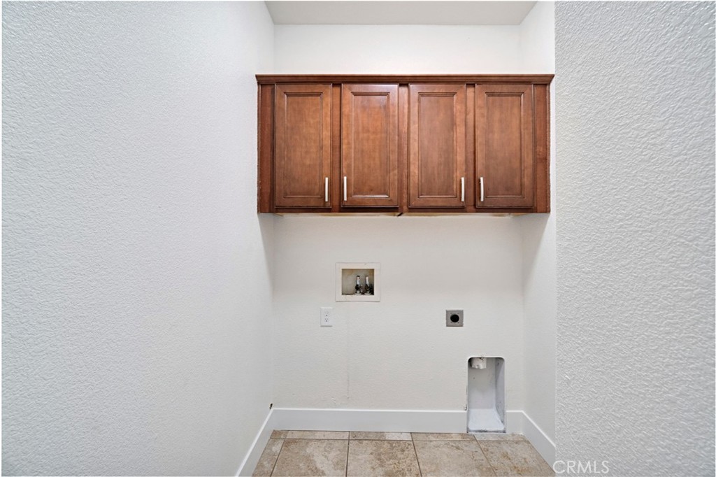 692 Blueberry Lane Madera, CA 93638 - Photo 18 of 44 a view of cupboard