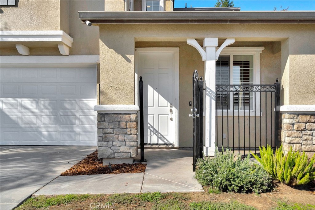 692 Blueberry Lane Madera, CA 93638 - Photo 2 of 44 a front view of a house with a yard