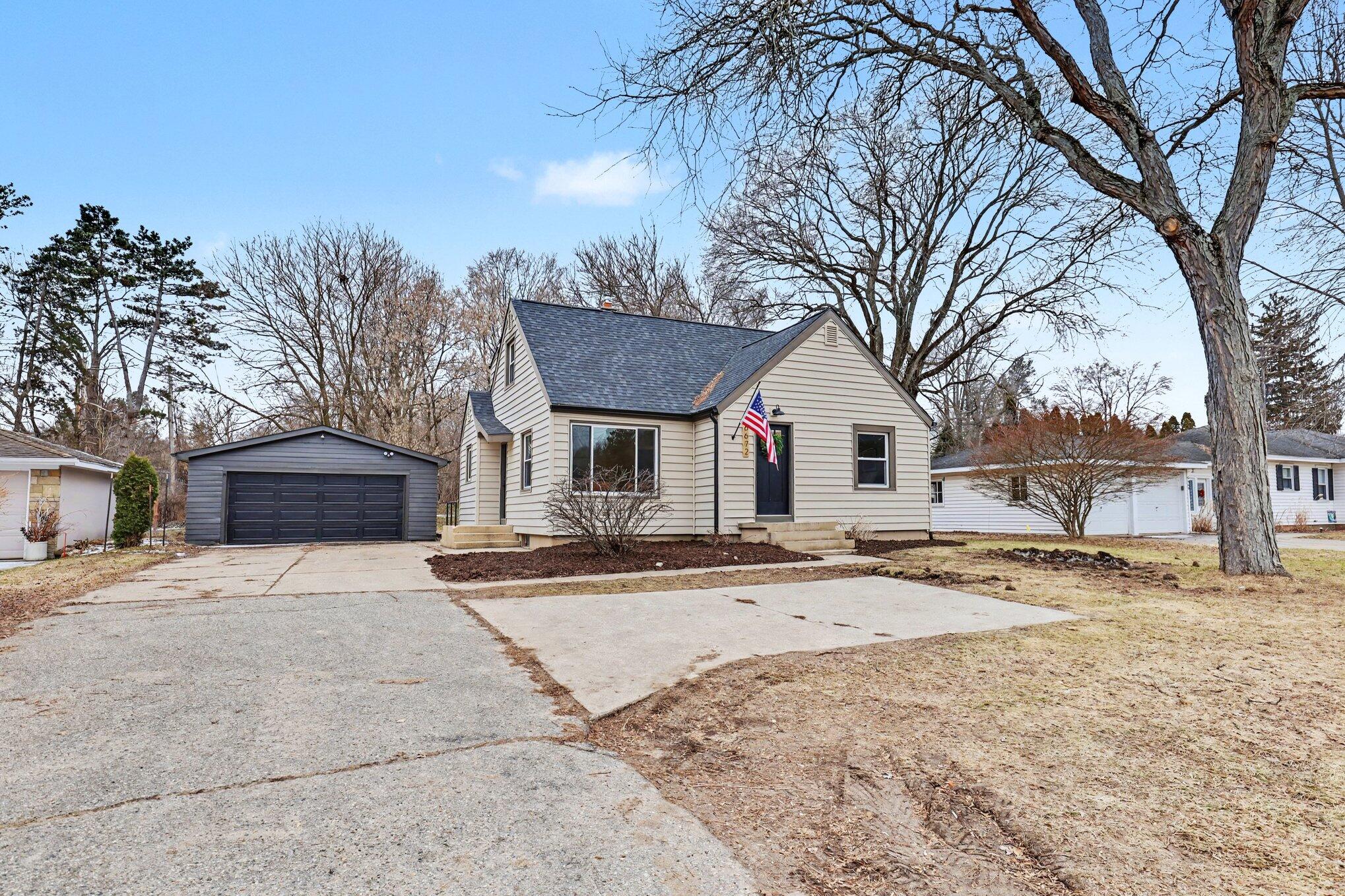 6672 Cascade Road Southeast Grand Rapids, MI 49546 - Photo 3 of 28 003_file_2289