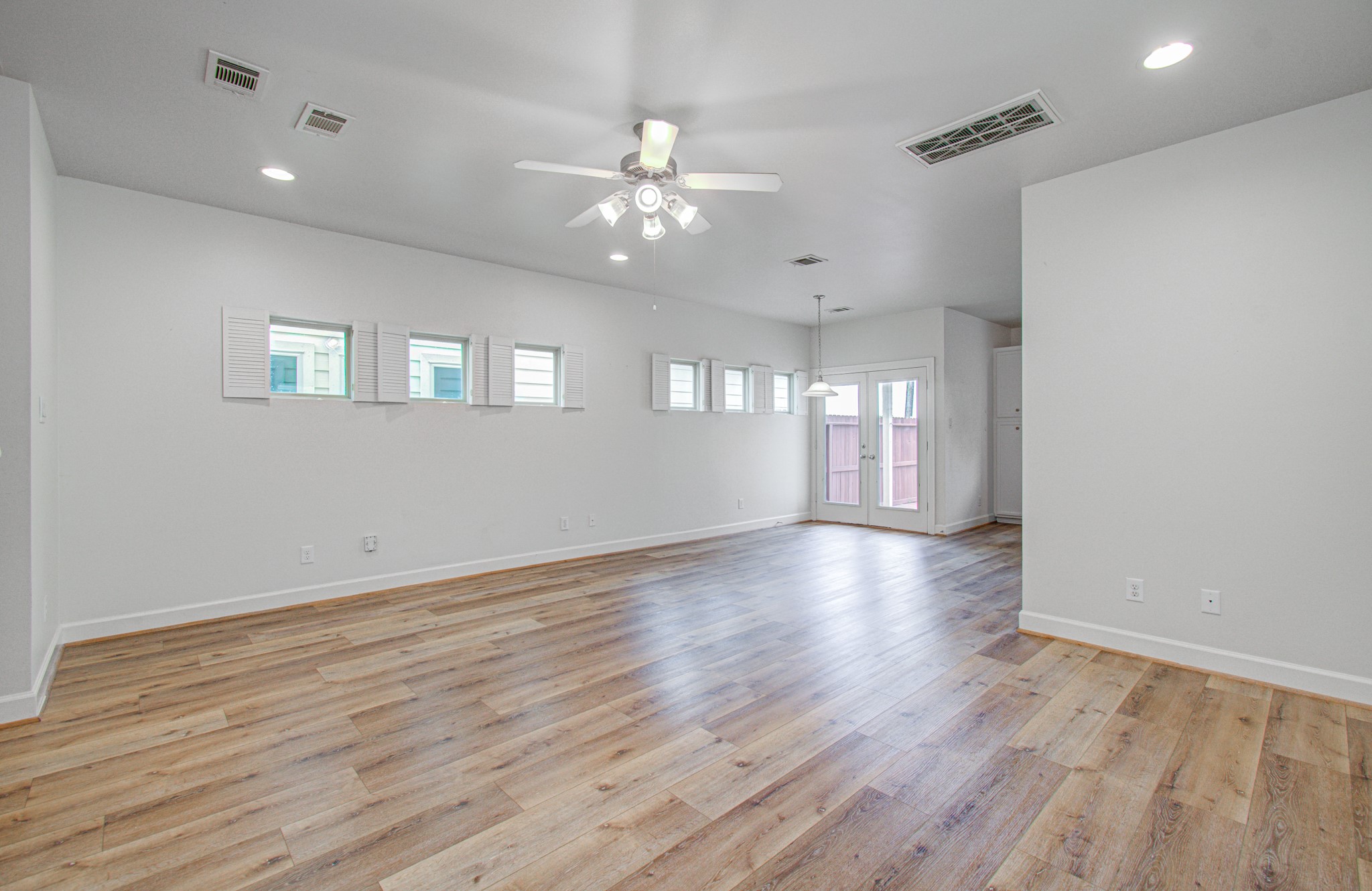 624 East 39th Street Houston, TX 77022 - Photo 9 of 37 an empty room with wooden floor and windows