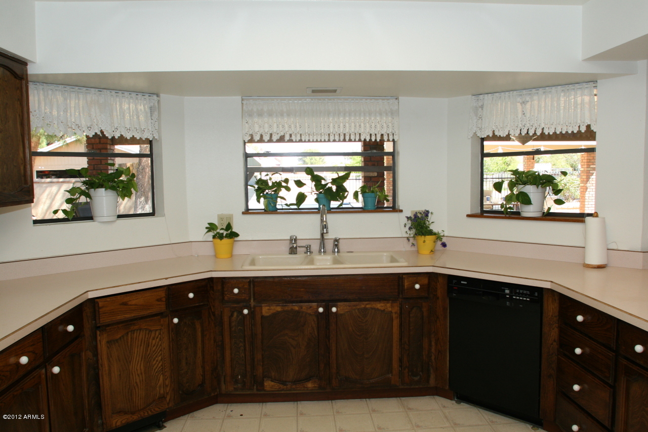 719 North Riata Street Gilbert, AZ 85234 - Photo 5 of 16 Kitchen