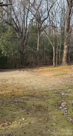 a view of a yard with a house