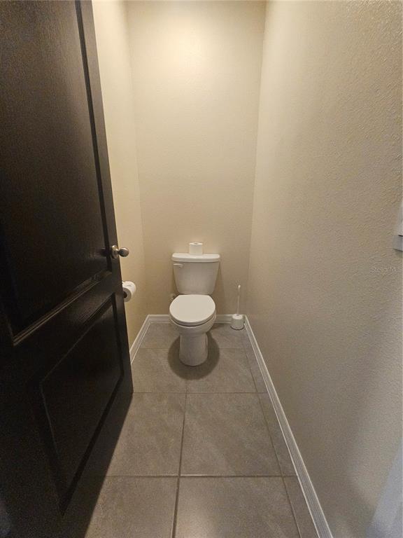 2853 Grandbury Grove Road Lakeland, FL 33811 - Photo 18 of 25 a bathroom with a toilet and a sink
