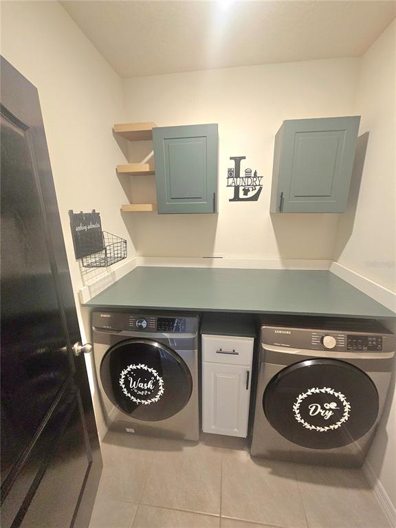 2853 Grandbury Grove Road Lakeland, FL 33811 - Photo 9 of 25 a stove top oven sitting inside of a kitchen